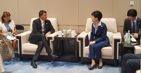 중국 항저우를 방문 중인 박근혜 대통령이 5일 마테오 렌치 이탈리아 총리와 정상회담을 하고 있다. /사진제공=청와대