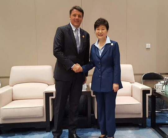 중국 항저우를 방문 중인 박근혜 대통령이 5일 마테오 렌치 이탈리아 총리와의 정상회담에 앞서 악수로 인사하고 있다. /사진제공=청와대