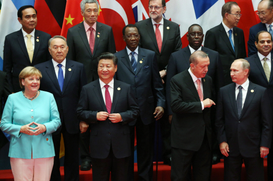 앙겔라 메르켈(앞줄 왼쪽부터) 독일 총리, 시진핑 중국 국가주석, 레제프 타이이프 에르도안 터키 대통령, 블라디미르 푸틴 러시아 대통령 등 주요20개국(G20) 지도자들이 4일 중국 항저우에서 열린 G20 정상회의 개막식에서 기념촬영을 하고 있다. G20 정상들은 세계 경제의 저성장 극복을 위해 보호무역주의 반대에 합의했지만 통상·안보 등 자국의 이해가 달린 부분에서는 첨예하게 대립했다.   　 /항저우=EPA연합뉴스