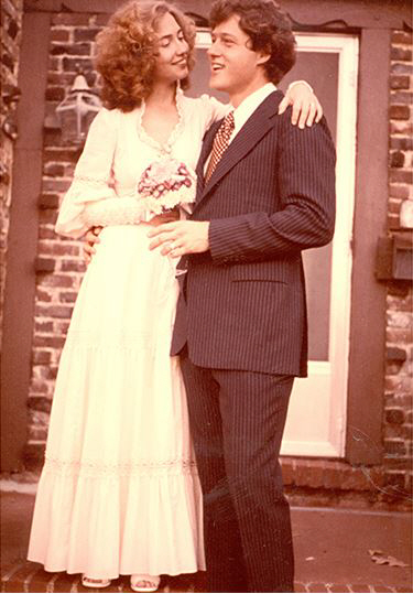 1975년 하객 15명과 함께 미 아칸소주 페이엣빌 거실에서 ‘작은 결혼식’을 올린 클린턴 부부. /힐러리클린턴닷컴
