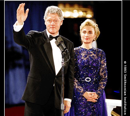 1993년 빌 클린턴 전 대통령 1기 취임식에서 퍼스트레이디인 힐러리 클린턴이 지켜보는 가운데 클린턴 전 대통령이 관중의 환호에 화답하고 있다./백악관 홈페이지·스미소니언박물관