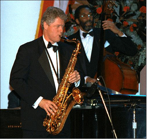 1993년 빌 클린턴 전 대통령이 취임식 행사도중 자신의 장기인 색소폰 연주를 선보이고 있다. /백악관홈페이지