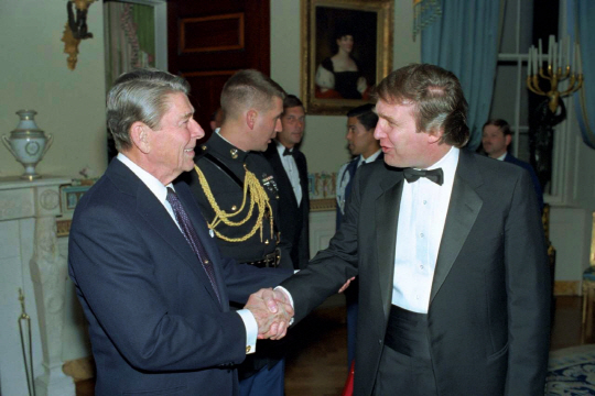 1987년 로널드 레이건(왼쪽)전 미국 대통령과의 만찬에 초대된 도널드 트럼프. /로널드레이건대통령박물관