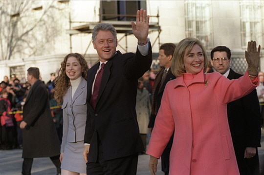 1997년 1월 20일(현지시간) 열린 빌 클린턴 전 대통령 2기 취임식에서 행복한 표정으로 손을 흔드는 클린턴 가족. 하지만 재선의 기쁨이 채 가시기도 전에 클린턴 전 대통령의 성 추문인 일명 ‘르윈스키 스캔들’이 불거지면서 클린턴 부부는 위기를 맞는다.  /백악관 홈페이지
