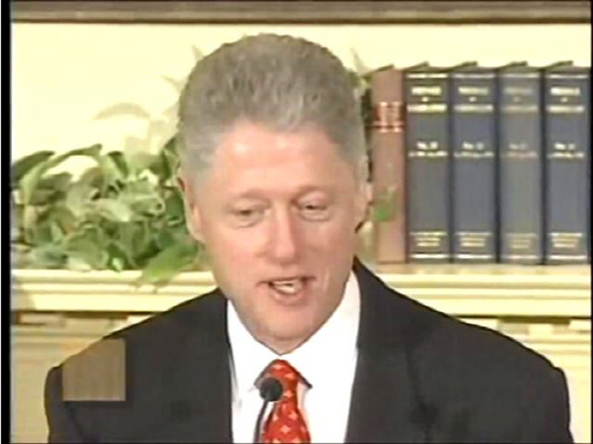 1998년 빌 클린턴 전 대통령이 르윈스키 스캔들과 관련해 해명 기자회견을 하고 있다. 당시 영부인이었던 힐러리 클린턴은 일련의 과정에도 흔들림 없는 모습을 보이며 남편이 정치적 위기에서 벗어나는 데 일조했지만, 권력을 위해 모든 것을 희생한다는 차가운 이미지를 얻게 됐다.  /밀러센터 영상 캡처