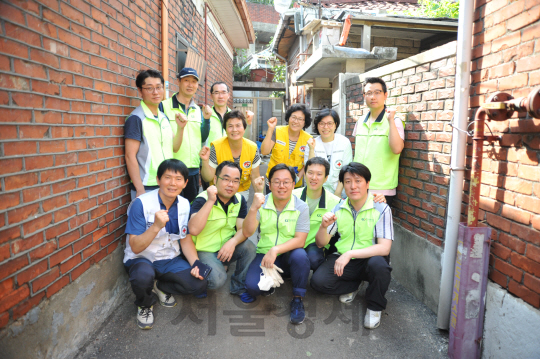 지난 5일 저소득 가정의 주거환경개선을 위한 ‘사랑의 집수리 봉사활동’에 참서한 건설공제조합 CG사랑나누리봉사단과 적십자사 관계자들이 기념촬영을 하고 있다. / 사진=건설공제조합 제공