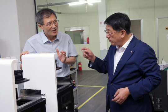 임채운(오른쪽) 중진공 이사장이 6일 서울 강서구에 있는 3D프린터기 제조업체 캐리마에서 이병극 캐리마 대표로부터 경영 애로사항에 대해 듣고 있다. /사진제공=중진공