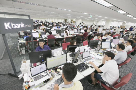 K뱅크 준비법인 직원들이 서울 중구 K뱅크 본사에서 IT시스템 통합테스트를 진행하고 있다./사진제공=K뱅크