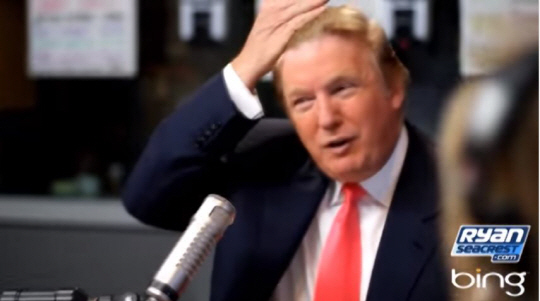 도널드 트럼프가 2010년 미국의 유명 진행자인 라이언 시크레스트의 라디오 프로그램에 출연해 자신의 머리가 진짜임을 증명해 보이고 있다. 트럼프는 독특한 헤어스타일 때문에 미국에서 종종 ‘가발 논란’에 휩싸였다. /유투브캡처