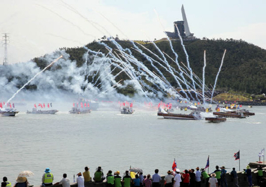 2016 명량대첩축제가 3일 오후 전남 해남 우수영 울돌목(해남-진도사이 해역) 해상에서 ‘불멸의 명량! 호국의 울돌목!’이라는 주제로 열린 가운데 419년 전 명량대첩 당시 조선 수군 판옥선 13척이 일본 수군의 안택선 133척을 격파한 명량대첩 해상전투가 재현되고 있다. /사진제공=전남도