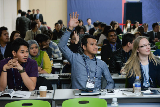 2015년 ‘제2회 ICT 유스포럼’에서 컨퍼런스를 진행한 후 참가자들이 질문을 하고 있다./사진제공=2016 ICT 유스포럼 사무국