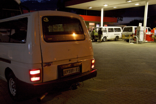 남아프리카공화국 중부 도시 픽스버그의 한 주유소로 도요타 미니버스 택시가 진입하고 있다. /자료=블룸버그