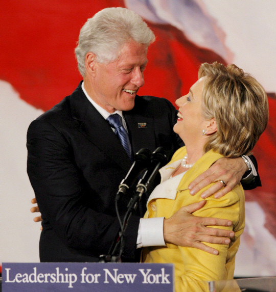 2006년 미 상원의원 선거에서 힐러리 클린턴이 자신을 위한 지원 유세에 나선 남편 빌 클린턴 전 대통령과 포옹하고 있다. 힐러리 클린턴은 2000년 상원의원으로 당선된 이후 독자적인 정치 행보를 시작했다. /EPA연합뉴스
