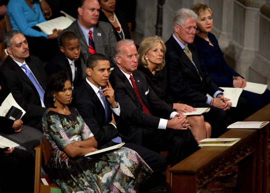 2009년 힐러리 클린턴(맨 오른쪽)이 미 민주당 대선후보를 두고 경쟁했던 버락 오바마(왼쪽 두번째) 대통령 취임 첫날 치러진 국가기도회에서 정·부통령 부부와 함께 맨 앞줄에 앉아있다. /EPA연합뉴스