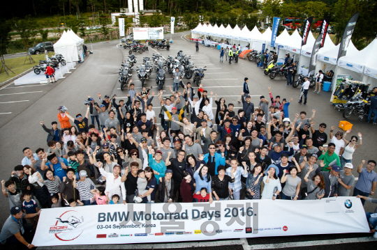 강원도 평창 알펜시아 리조트에서 진행된 BMW 모토라드 데이즈 2016 행사 참가자들이 기념 촬영을 하고 있다. 이번 행사에는 약 1,00여명의 라이더와 가족들이 참여했다. BMW 코리아의 모터사이클 판매량은 8월까지 총 1,423대로 전년 대비 큰 폭으로 증가했다./사진제공=BMW 코리아