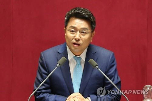 더불어민주당 이철희 의원이 병역회피 사례가 많은 고소득층 자녀, 연예인, 운동선수 등의 군 복무과정을 특별관리하는 방안을 담은 병역법 개정안을 발의했다. /연합뉴스