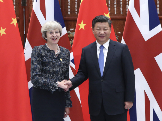 테레사 메이 영국 총리(왼쪽)과 시진핑 중국 국가주석이 5일 중국 항저우에서 열린 G20 기간 열린 정상회담에 앞서 악수를 하고 있다. /UPI연합뉴스