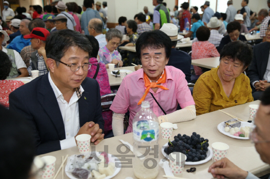 박상우 LH 사장이 7일 경남 진주시 종합사회복지관에서 어르신들의 말벗을 해드리며 함께 다과를 나누고 있다. /사진제공=LH