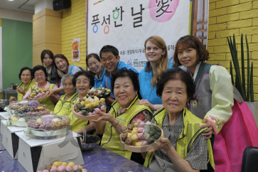 7일 서울 양재동 양재노인종합복지관을 찾은 SPC그룹 임직원들이 지역 거주 어르신들과 추석 맞이 송편 빚기 봉사활동을 하고 있다. /사진제공=SPC