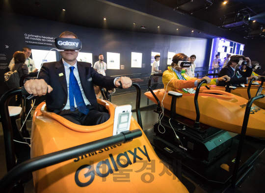 지난달 2일 브라질 리우데자네이루 올림픽 파크에서 레나토 시우치니(왼쪽) 등이 가상현실(VR) 기기를 이용해  4D 익스트림 카약을 체험하고 있다./사진제공=삼성전자
