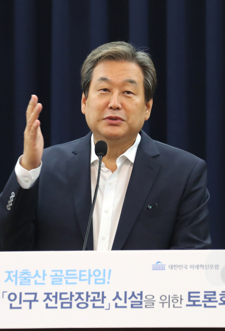 김무성 새누리당 전 대표가 7일 오전 국회에서 열린 ‘대한민국 미래혁신포럼 인구전담장관 신설을 위한 토론회’에서 축사하고 있다. /사진 연합뉴스