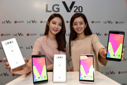LG전자 모델들이 7일 서울 서초구 양재동 LG전자 서초 R&D캠퍼스에서 공개된 신형 스마트폰 ‘V20’을 선보이고 있다. /이호재기자