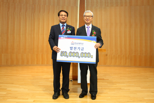 이덕훈(사진 왼쪽) 한남대 총장이 학교법인 대전기독학원 이락원(〃오른쪽)이사장에게 발전기금 5,000만원을 기탁하고 있다.