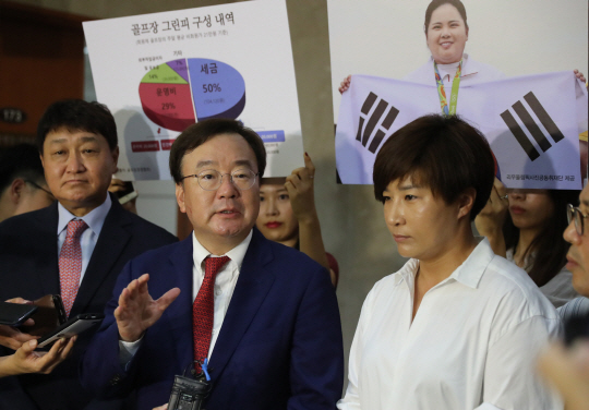 강효상(왼쪽) 새누리당 의원과 박세리. /연합뉴스