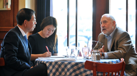 박원순(왼쪽) 서울시장이 6일(현지시간) 미국 뉴욕의 한 식당에서 조지프 스티글리츠(오른쪽) 컬럼비아대 교수와 만나 의견을 나누고 있다. /사진제공=서울시