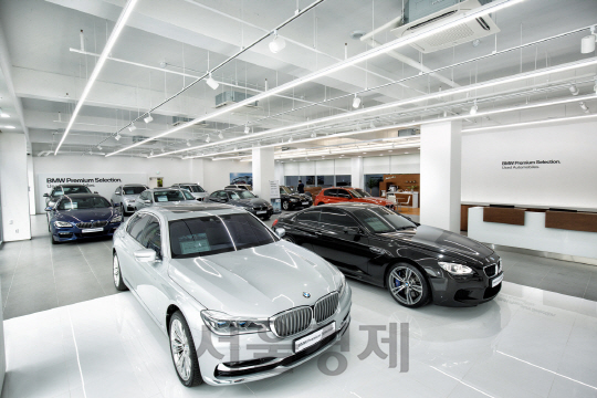 부산 사직 BMW 셀렉션 전시장에 인증중고차가 전시돼 있다./사진제공=BMw 코리아