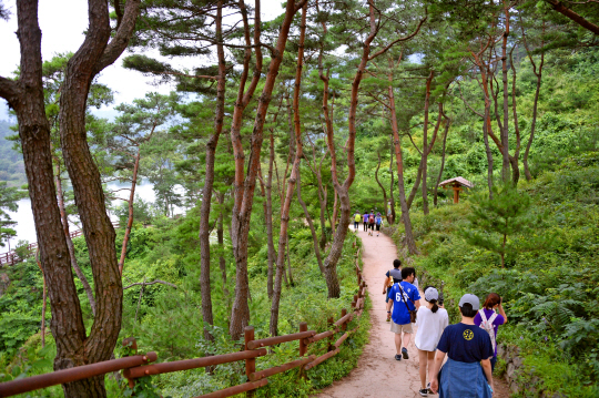 산막이옛길은 괴산군 칠성면 사오랑마을과 산막이마을을 오고 갔던 10리길을 말한다. 장막처럼 산으로 둘러싸여 있어 산막이옛길이라는 이름이 붙었다.