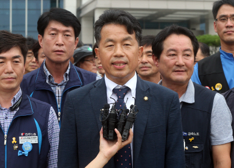 윤종오 국회의원이 7일 오후 울산지검에 출석하기 전 자신의 입장을 밝히고 있다. /연합뉴스