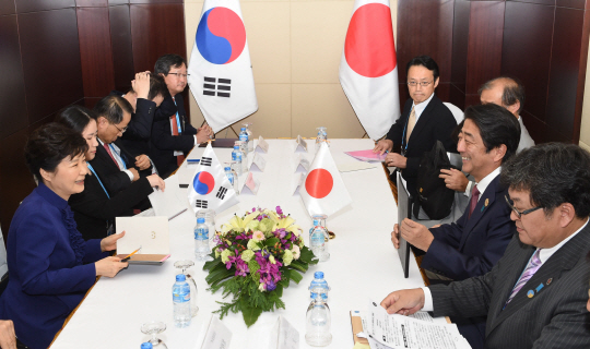 박근혜 대통령과 아베 신조 일본 총리가 7일 라오스 비엔티안 국립컨벤션센터(NCC)에서 만나 정상회담을 하고 있다. /비엔티안=연합뉴스