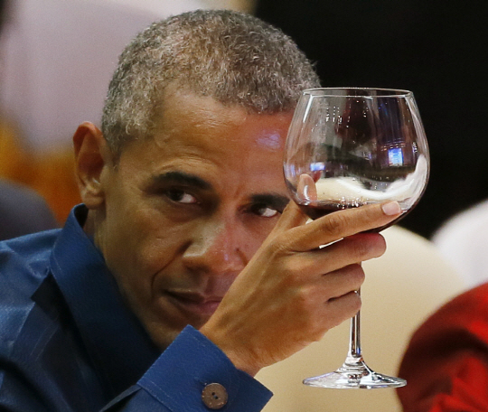7일(현지시간) 미국 대통령 버락 오마바가 아세안 정상회의 만찬에서 와인잔을 들며 참석자들과 인사하고 있다. /비엔티앙=AP연합뉴스