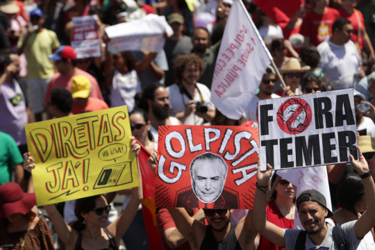 7일(현지시간) 브라질 브라질리아에서 사람들이 미셰우 테메르 대통령의 퇴진을 요구하며 시위하고 있다. /브라질리아=AP연합뉴스