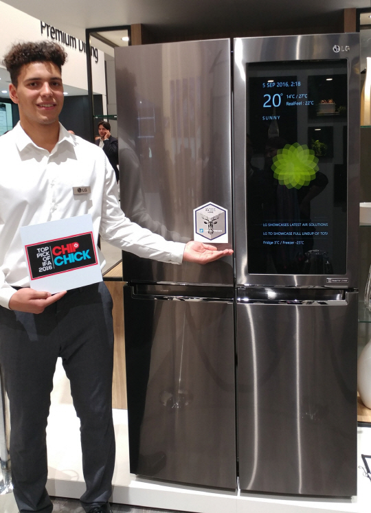 LG전자가 유럽 최대 가전 전시회인 IFA 2016에서 공개한 LG 스마트 냉장고는 상냉장실의 오른쪽 도어에 29인치 투명 LCD창을 적용해 해외 유력매체로부터 잇따라 호평을 받았다. /사진제공=LG전자