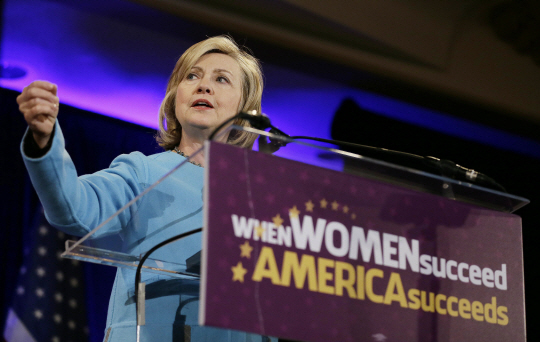 지난 2014년 힐러리 클린턴이 민주당 소속 선거출마 의원을 위한 자금모집 행사에서 연설하고 있다. 연단에는 ‘여성이 성공할 때 미국도 성공한다’는 글귀가 붙어있다. /샌프란시스코=AP연합뉴스