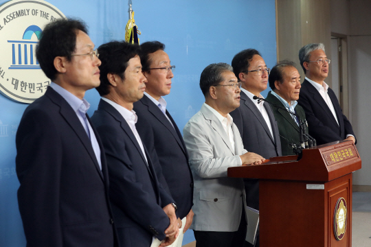 이재정 전국 시·도교육감협의회장(가운데)과 교육감들이 18일 오후 국회 정론관에서 기자회견을 열고 누리과정 근본대책 마련 촉구와 추경에 누리과정 예산 포함을 촉구하고 있다. /연합뉴스