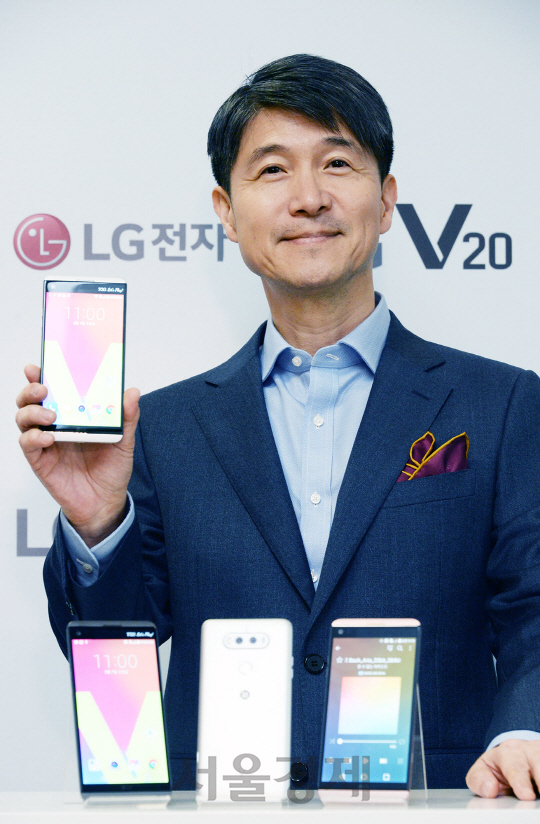 조준호 LG전자 MC사업본부장(사장)이 지난 7일 서울 양재동 서초R&D센터에서 ‘LG V20’을 소개하고 있다. /사진제공=LG전자