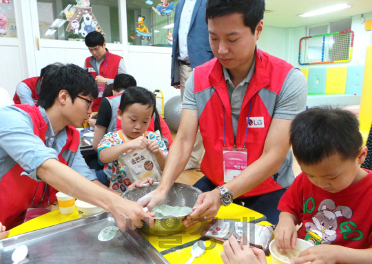 LG유플러스 임직원들과 학생들이 경기도 광주 한사랑학교에서 송편을 빚고 있다. /사진제공=LG유플러스
