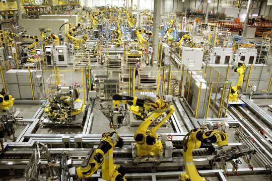 기아차 멕시코공장의 로봇들이 7일(현지시간) 차체 용접을 100% 자동화된 공정을 통해 완성하고 있다.  /사진 = 기아자동차 제공
