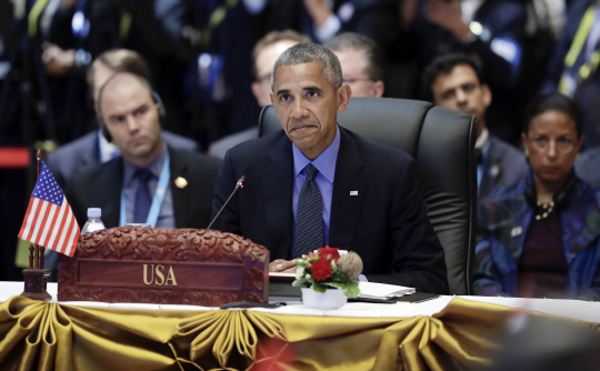 버락 오바마 미국 대통령이 8일(현지시간) 라오스 비엔티안에서 열린 아세안 정상회의에 참석해 연설하고 있다./비엔티안=AP연합뉴스