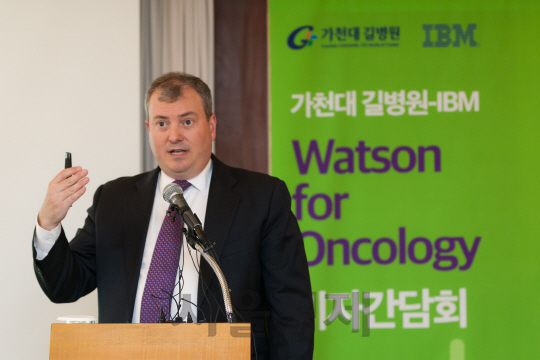 로버트 메르켈 IBM 왓슨 헬스 종양·유전학 글로벌 총괄 사장이 8일 서울 중구 한 호텔에서 IBM과 가천대 길병원이 공동 주최한 기자간담회에서 인공지능 ‘왓슨’의 국내 암 진료 활용을 발표하고 있다. /사진제공=IBM