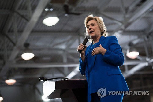 8일 노스캐롤라이나 주 샬럿 유세장의 힐러리 클린턴/[AFP PHOTO / Brendan Smialowski]=연합뉴스