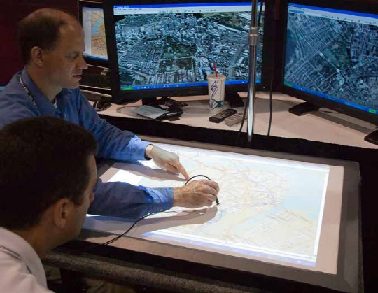 대한민국이 공간정보의 갈라파고스가 되지 않으려면 지금이라도 지도 국외 반출을 허용해야 한다. 사진은 디지털 맵을만 들고 있는 기술자들의 모습.