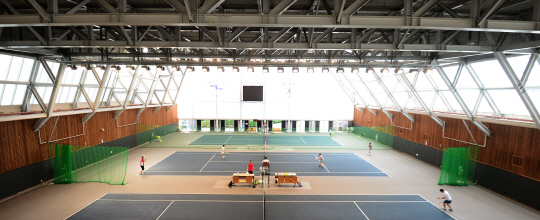 일반적인 체육관 옥상이 돔 형태로 구성된 것과 달리 웰니스센터 옥상은 겉으로 보기에 평평한 모습이다.