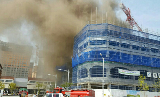 10일 오후 경기도 김포시 장기동의 한 주상복합 건물 공사장에서 화재가 발생했다. 이 불로 건물 내부에서 작업하던 근로자 7명이 연기를 마셔 4명이 숨지고 2명이 위독한 상태다. /연합뉴스