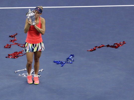 독일의 안젤리크 케르버가 11일(한국시간) US 오픈 테니스대회 여자단식에서 우승한 뒤 트로피에 입을 맞추고 있다. /뉴욕=AP연합뉴스