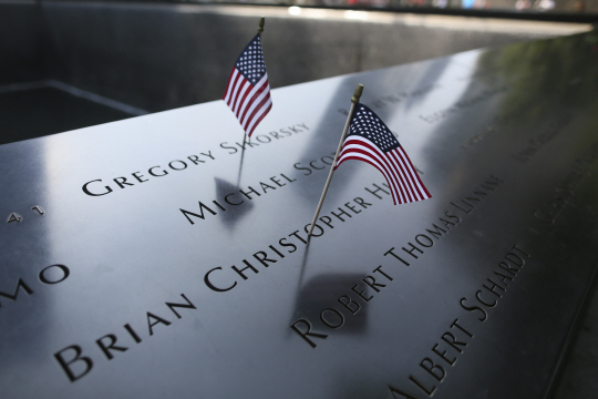 10일(현지시간) 뉴욕 911테러 기념관의 희생자 명단 위에 미국 성조기가 꽂혀있다. /뉴욕=AP연합뉴스