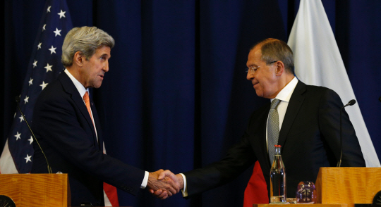 9일(현지시간) 스위스 제네바에서 존 케리(왼쪽) 미국 국무장관과 세르게이 라브로프 러시아 외무장관이 손을 맞잡고 있다. 이날 양국은 5년간 이어진 시리아 내전의 휴전에 합의했다.  /제네바=AFP연합뉴스